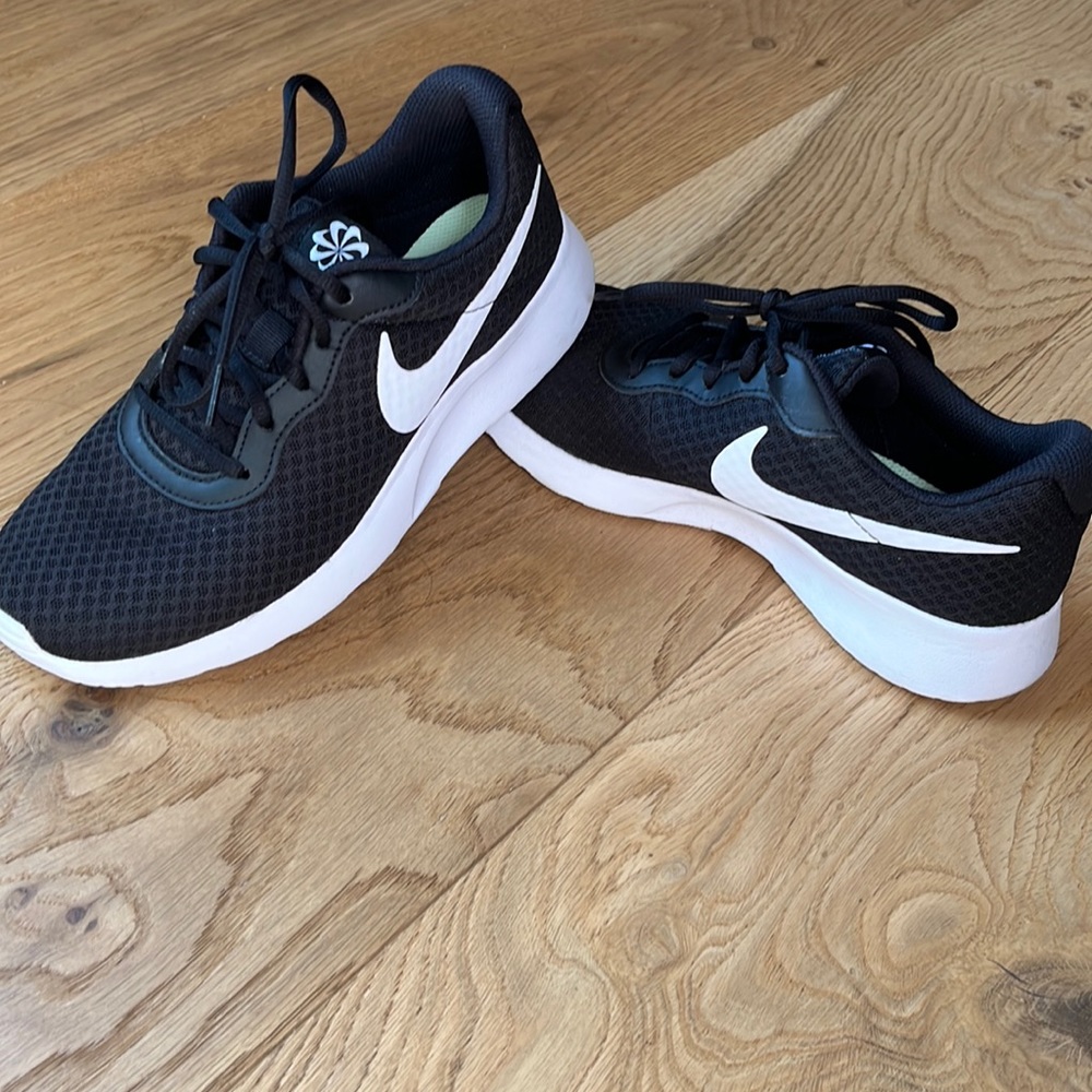 Nike black running shoe size 7